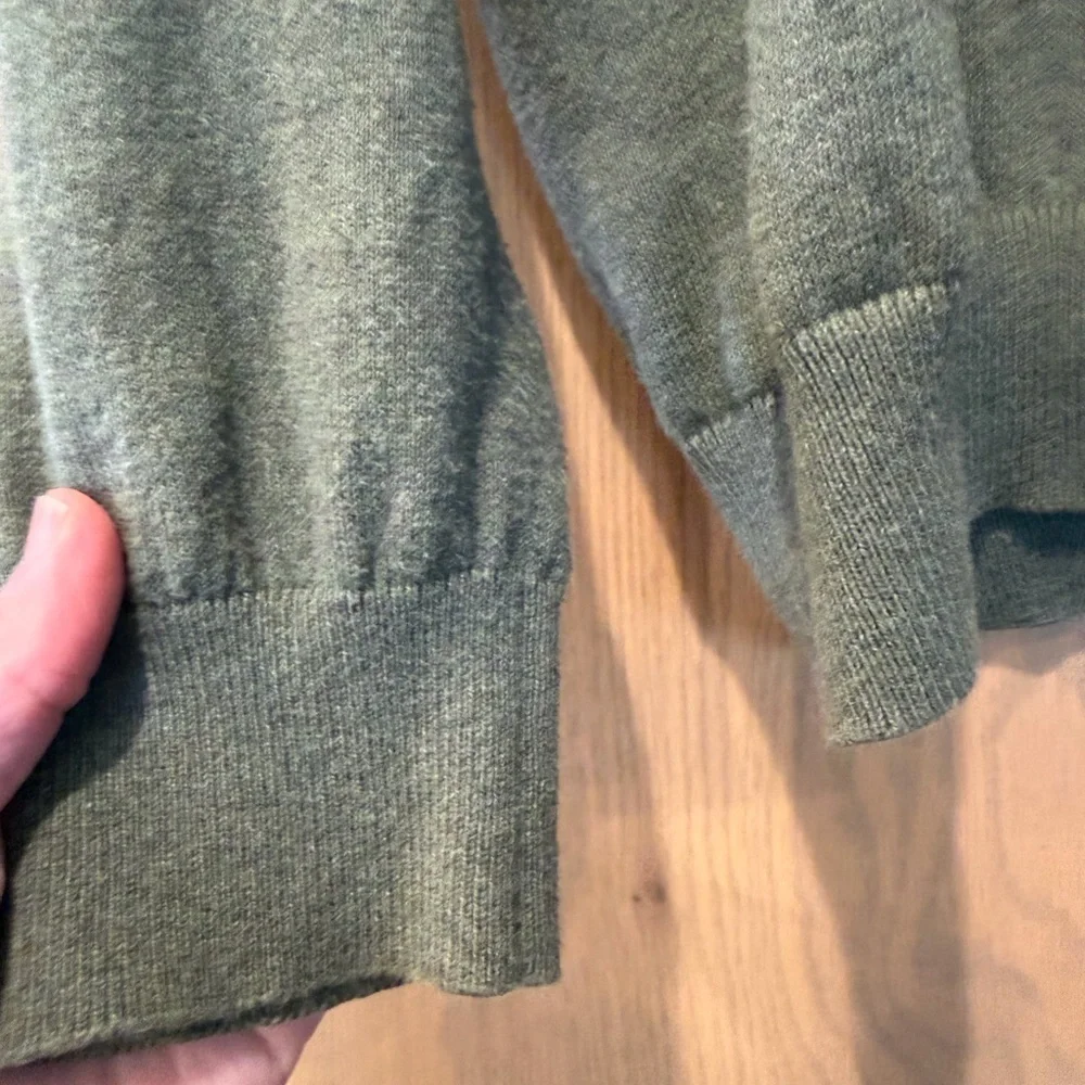 Vintage L.L. Bean Men's Classic V-Neck Sweater Army Green 90's / Cotton / M-REG